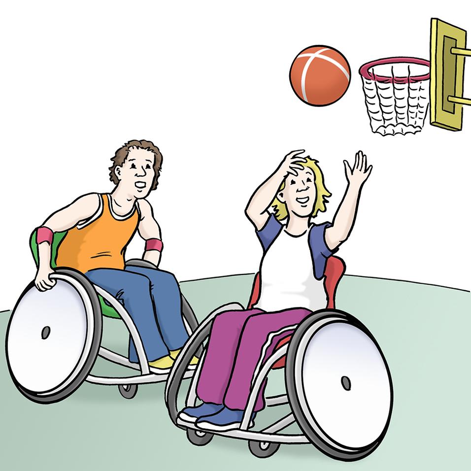 Zwei Personen im Rollstuhl werfen einen Basketball auf einen Korb in einer Sporthalle.