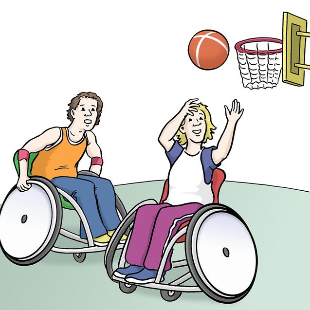 Zwei Personen im Rollstuhl werfen einen Basketball auf einen Korb in einer Sporthalle.
